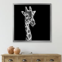 DesignArt 'Затвори портрет на жирафа на црната куќа на фармата, врамени уметнички принт